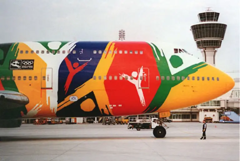 1982-hob-die-747-300-zum-Jungfernflug-ab-Die-bunte-Bemalung-fuer-die-South-African-Airways-anlaesslich-der-Olympischen-Spiele-gehoert-jedoch-nicht-zur-Standardausstattung