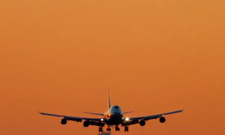 Nur-zwei-Jahre-nach-der-Erstauslieferung-der-747-300-wurde-der-Nachfolger-747-400-angekuendigt-die-meistgebaute-Variante-des-Jumbo-Jet-Nach-der-Ankuendigung-1985-wurde-1988-der-erste-Flieger-der-Serie-auf-die-Runway-geschickt