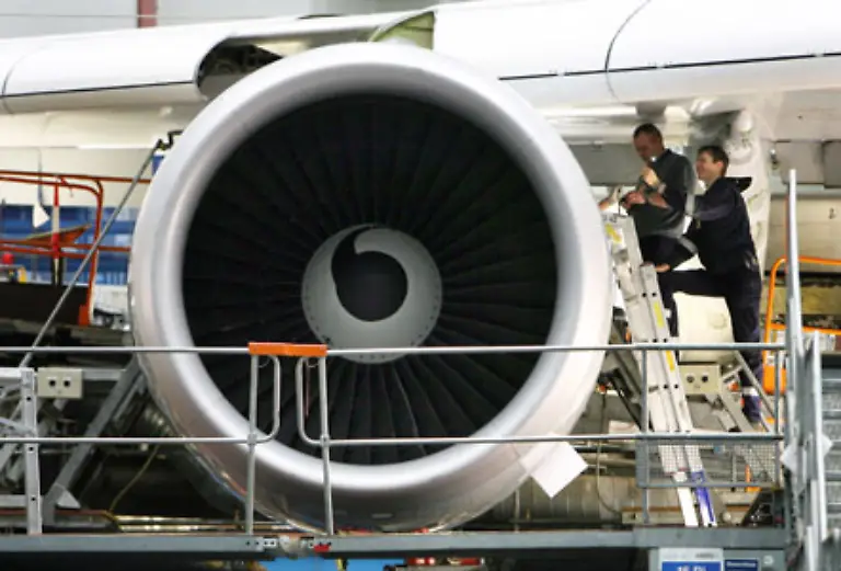 Samt-aller-Untervarianten-kam-die-400er-Serie-auf-insgesamt-rund-700-Bestellungen-Die-Maschine-basiert-zwar-technisch-auf-dem-Vorgaenger-747-300-ist-jedoch-mit-neuer-Gestaltung-der-Aerodynamik-und-verbesserter-Triebwerke-sparsamer-und-leiser