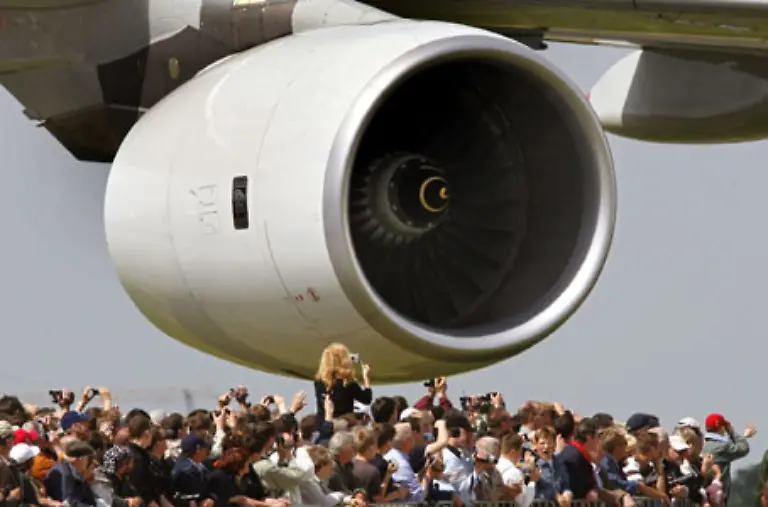 Im-Oktober-2007-waren-die-Tage-der-747-als-groesstes-Flugzeug-der-Welt-gezaehlt-Mit-grosser-Verspaetung-startete-der-Riesen-Jumbo-A380-des-Rivalen-Airbus-in-den-Linienbetrieb