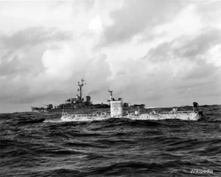 Fast-2000-Meter-tiefer-bei-10-916-Metern-unter-dem-Meeresspiegel-bewegten-sich-Jacques-Picard-und-Jon-Walsh-als-sie-1960-an-Bord-der-Trieste-den-bis-heute-unerreichten-Tiefentauchrekord-aufstellten