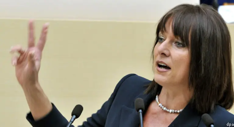 Doch-dieser-Erfolg-ist-nur-ein-knapper-Bereits-auf-Platz-88-folgt-Gabriele-Pauli-die-trotz-gelegentlichem-Lack-und-Leder-in-der-Liste-vertreten-ist