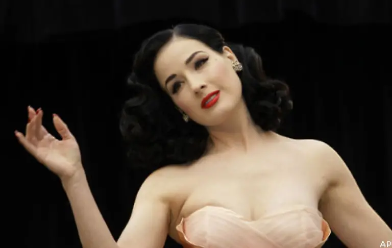 Ein-Porzellanteint-stoesst-wohl-ab-wollen-die-Maenner-was-zum-Anpacken-Dita-von-Teese-ist-ja-auch-unsexy-und-landet-auf-Platz-58-Doch-Dita-ist-ein-wahrer-Maenner-Traum-gegen-die-Lady-auf-Platz-53