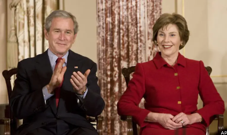 Die-Ex-First-Lady-hat-ihrem-Mann-immer-zur-Seite-gestanden-und-brav-gelaechelt-Dadurch-wird-sie-aber-nicht-attraktiver-Platz-40-fuer-Laura-Bush