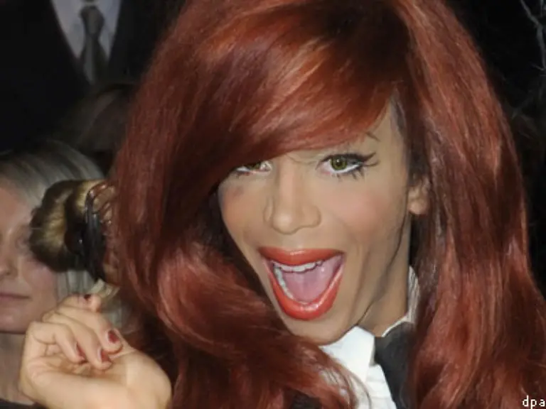 Fast-Frau-Lorielle-London-hat-im-Dschungelcamp-mehr-oder-weniger-ihren-Mann-nein-ihre-Frau-gestanden-Deshalb-wahrscheinlich-nur-Platz-34-fuer-den-Silikon-Alb-Traum