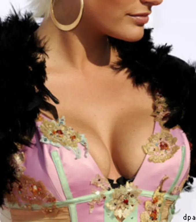 Diese-Dame-namens-Gina-Lisa-Lohfink-ist-trotz-zwei-erstaunlicher-Argumente-relativ-weit-vorn-gelandet-Rang-20-Man-kennt-sie-mit-Gesicht-uebrigens-von-Germany-s-Next-Topmodel-und-von-Turteleien-mit-Sarah-Connor-Ex-Marc-Terenzi