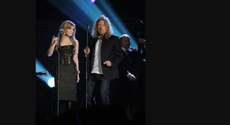 Der-fruehere-Hard-Rocker-Robert-Plant-von-Led-Zeppelin-und-die-US-amerikanische-Bluegrass-Queen-Alison-Krauss-heimsten-fuer-ihre-ungewoehnliche-Zusammenarbeit-gleich-fuenf-Grammys-ein