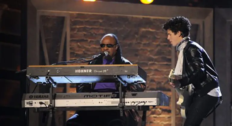 Dafuer-durften-sie-aber-mit-Legende-Stevie-Wonder-performen