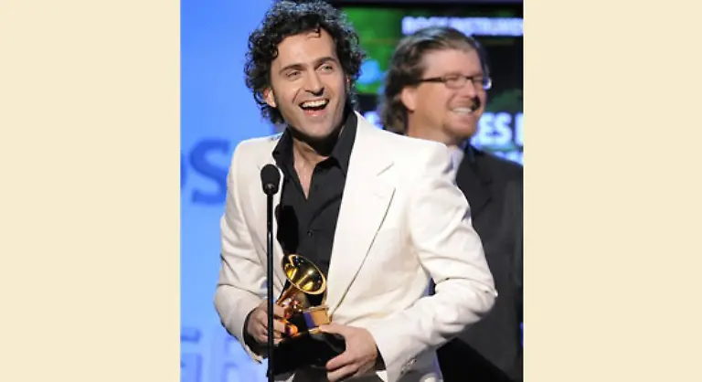 Dweezil-Zappa-der-Sohn-des-legendaeren-Frank-erhielt-einen-Grammy-fuer-die-beste-Rock-Instrumental-Performance