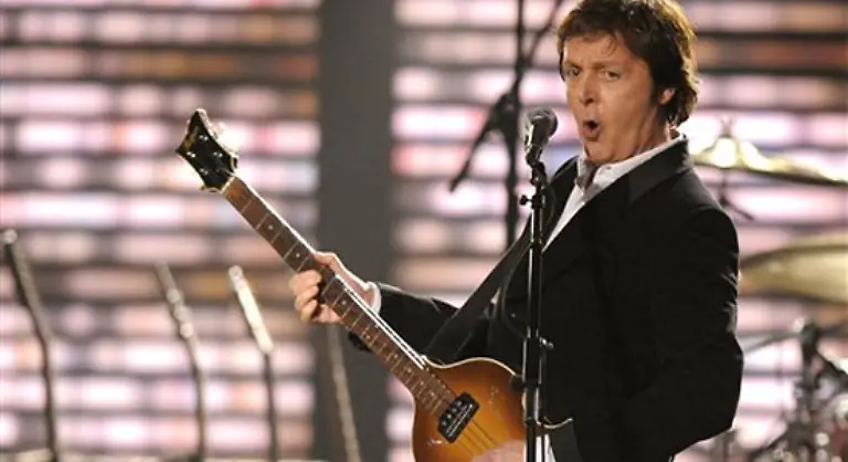 Paul-McCartney-hat-momentan-gut-zu-tun-Gerade-noch-schaute-er-sich-nach-Verlobungsringen-um-aber-so-eine-Grammy-Party-kann-nicht-ohne-ihn-stattfinden