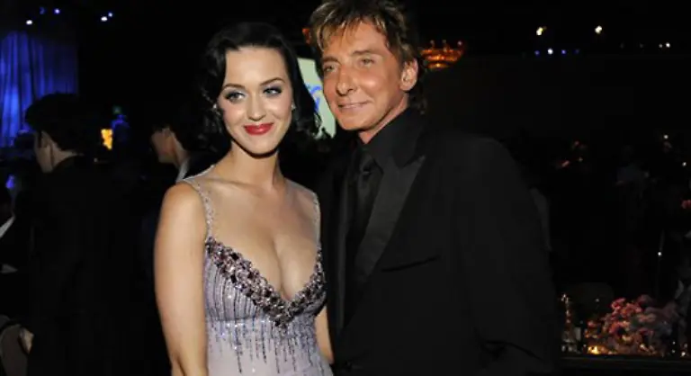 vielleicht-wollte-sie-sich-ja-auch-einfach-mal-wieder-einem-aelteren-Herren-an-den-Hals-schmeissen-Barry-Manilow-war-allerdings-schon-belegt