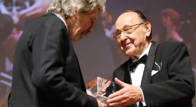 Michail-Gorbatschow-und-Hans-Dietrich-Genscher-feiern-sich-bei-der-Benefizgala-schon-einmal-warm-der-20-Jahrestag-des-Mauerfalls-steht-an-hier-allerdings-mit-Roger-Waters-im-Bild