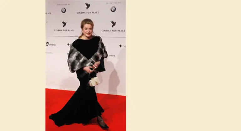 hat-sich-die-Filmdiva-im-langen-schwarzen-Kleid-eine-ihrer-duennen-Zigaretten-angesteckt