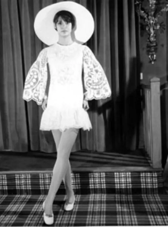 Erstmals-1962-in-einer-britischen-Vogue-abgebildet-hat-das-knappe-Bekleidungsstueck-die-Modewelt-revolutioniert-und-immer-wieder-fuer