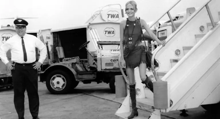 Zunaechst-trauten-sich-nur-junge-Maedchen-im-Bild-Twiggy-das-gewagte-Teil-zu-tragen