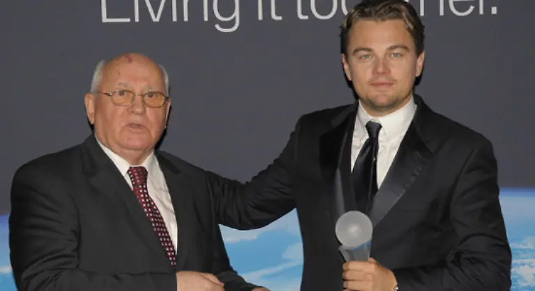Jubel-erntet-Ex-Sowjet-Praesident-Gorbatschow-den-die-Deutschen-als-Gorbi-zum-Ende-des-Kalten-Krieges-ins-Herz-schlossen-und-der-als-Laudator-fuer-DiCaprio-auftritt