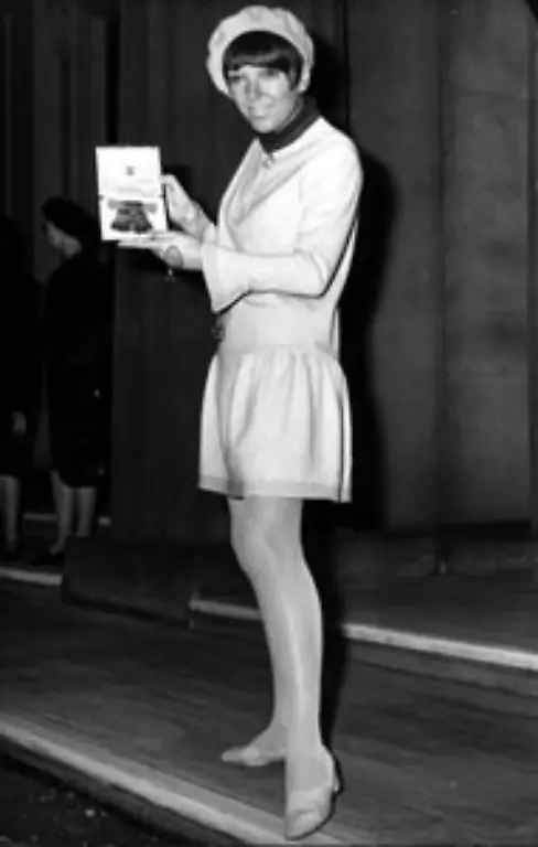 Die-Queen-eher-bekannt-fuer-ihre-Vorliebe-fuer-Handtaschen-als-fuer-Miniroecke-erkannte-Quants-Verdienste-an-und-verlieh-ihr-1966-einen-Orden-Zur-Verleihung-im-Buckingham-Palace-erschien-sie-natuerlich-im-Minirock