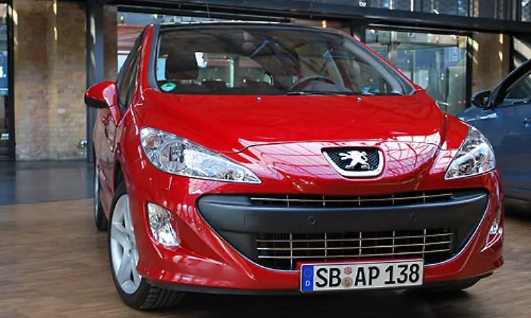 Der-Peugeot-308-zeigt-in-der-scharf-geschnittenen-Fahrzeugfront-einen-maechtigen-Lufteinlass-und-somit-viel-Charakter-in-der-Karosserie-Die-Frontscheibe-steht-in-einem-sehr-spitzen-Winkel-zur-Horizontalen
