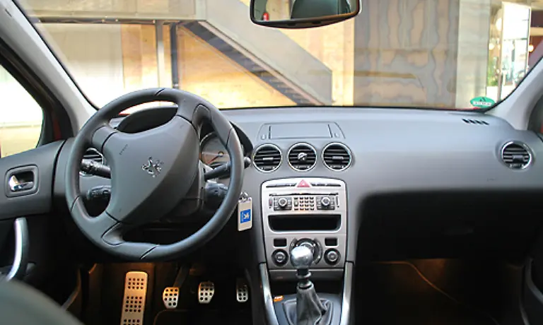 In-der-Platinum-Ausstattung-bringt-der-308-viele-nette-kleine-Extras-mit-die-die-Fahrten-versuessen-Dafuer-gibt-es-diese-edle-Umgebung-auch-erst-ab-24-450-Euro