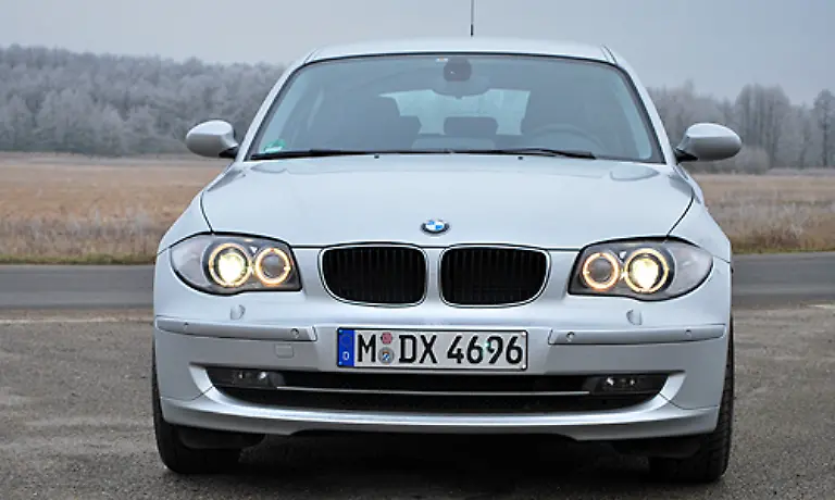 Gerade-noch-in-die-Kompaktklasse-passt-der-1er-von-BMW-Er-ist-eigentlich-mehr-Premium-als-seine-Mitbewerber-auch-beim-Preis-Basis-sind-22-400-Euro-den-120i-mit-fuenf-Tueren-gibt-es-ab-26-500-Euro
