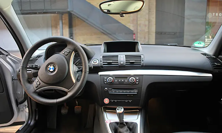 Dass-der-BMW-ein-Premium-Auto-ist-zeigt-sich-besonders-im-Innenraum-Die-Verarbeitung-ist-makellos-und-hochwertig