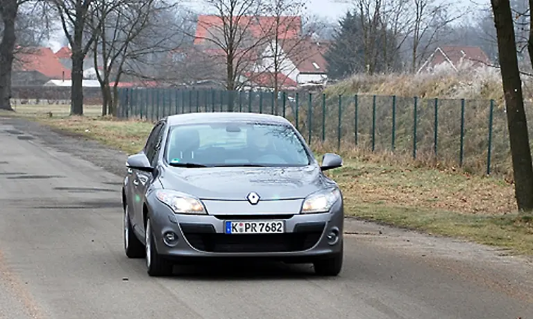 Brandneu-ist-der-Renault-Megane-Das-Design-des-Fahrzeugs-ist-immer-noch-extravagant-aber-nicht-mehr-so-polarisierend-wie-der-Vorgaenger