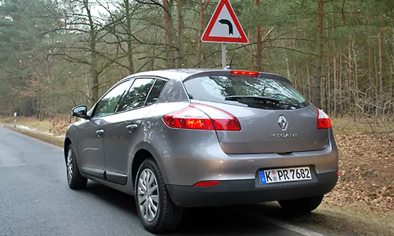 Der-weit-ausladende-Kofferraum-ist-einem-kompakteren-Steilheck-gewichen-Das-ist-vor-allem-fuer-die-Kopffreiheit-im-Fond-sehr-vorteilhaft-Der-Renault-ist-der-einzige-Diesel-Vertreter-im-Test