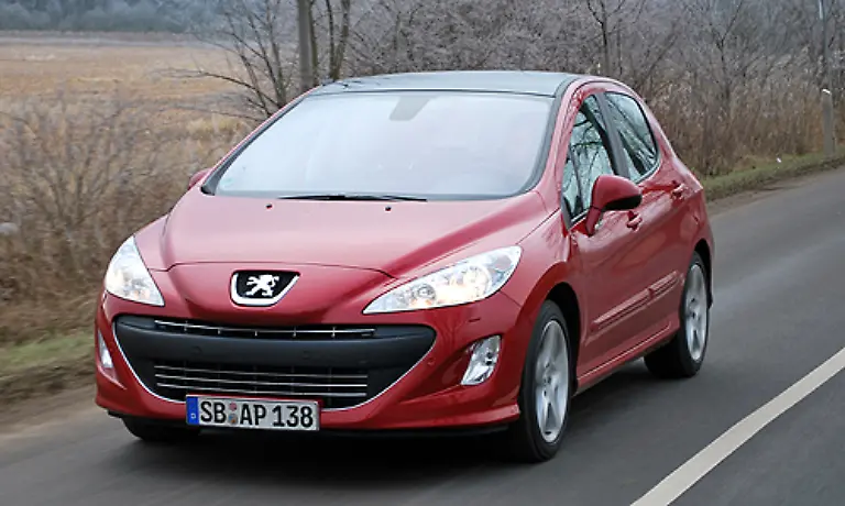 Der-Peugeot-zeigt-seine-ueppige-Leistung-auf-der-Landstrasse-Die-175-PS-schieben-die-schwere-Karosse-enorm-nach-vorn-Allerdings-hat-man-manchmal-das-Gefuehl-dass-er-sich-vor-Kraft-kaum-beherrschen-kann-Der-Tritt-aufs-Pedal-wird-oft-mit-durchdrehenden-Reifen-quittiert