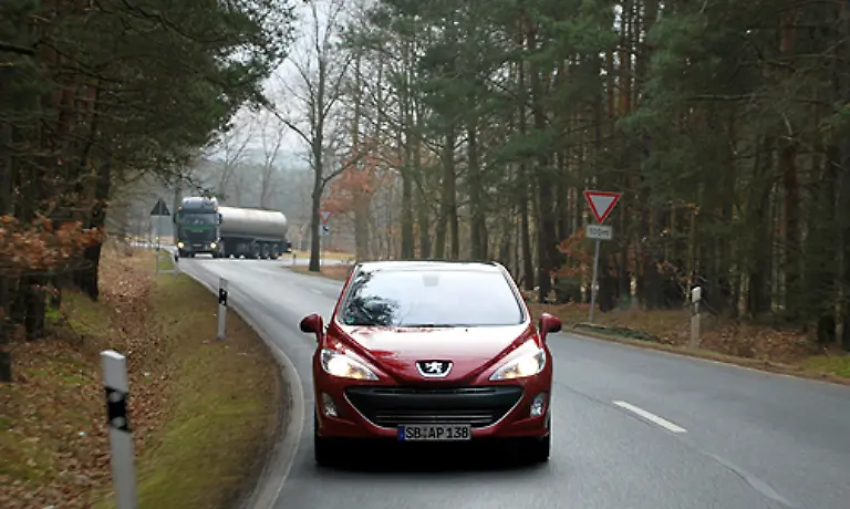Dafuer-zeigte-er-sich-aber-auch-in-der-Elastizitaet-sehr-sportlich-Bei-Ueberholvorgaengen-verleiht-der-kraeftige-Motor-Sicherheit-Dafuer-ist-der-Motor-auch-etwas-schluckfreudiger-als-seine-Gefaehrten-Die-sieben-Liter-Normverbrauch-waren-im-Test-kaum-einzuhalten