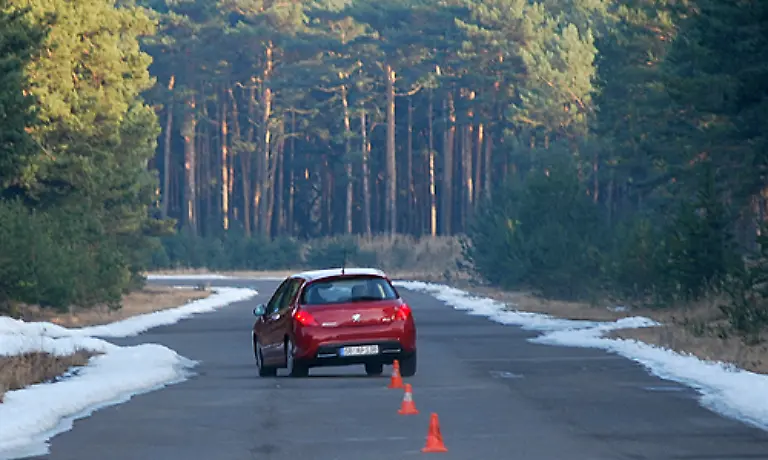 Nichtsdestotrotz-zeigt-sich-der-Peugeot-308-auch-ohne-ESP-bei-flotter-Kurvenfahrt-jederzeit-gut-zu-handhaben