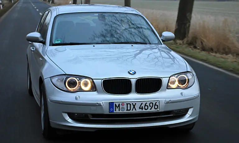 Und-die-Freude-am-Fahren-hat-BMW-ja-bekanntlich-schon-im-Programm-Das-laesst-der-1er-seine-Insassen-auch-beim-Beschleunigen-mit-kraeftigem-Druck-in-die-soliden-aber-engen-Sitze-spueren