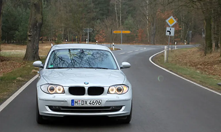 Im-Sprint-auf-100-km-h-ist-der-BMW-dennoch-mit-7-8-Sekunden-der-Schnellste-Auch-bei-der-Hoechstgeschwindigkeit-bleibt-er-mit-224-km-h-nur-einen-Kilometer-hinter-dem-Peugeot-308-zurueck