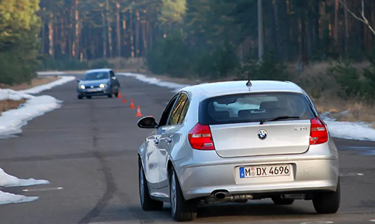 Die-Physik-des-Fahrzeugs-verleiht-den-Insassen-in-nahezu-jeder-Fahrsituation-Sicherheit-und-ein-gutes-Gefuehl