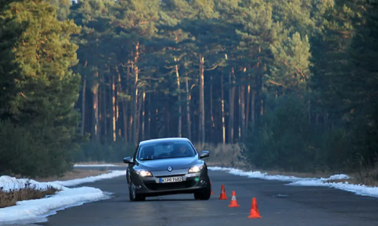 Beim-Slalom-um-die-Pylonen-zeigt-der-Megane-jedenfalls-ein-gesundes-Mittel