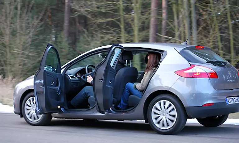 Auf-den-Vordersitzen-bietet-der-Megane-viel-Platz-zum-Wohlfuehlen-Das-ist-im-Fond-leider-anders-Dort-finden-die-Fuesse-kaum-Abstellflaeche-und-die-Knie-schubbern-bei-groesseren-Insassen-schnell-am-Vordersitz