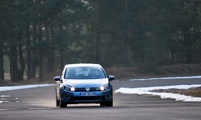 Das-Fahrwerk-laesst-sich-auf-Komfort-oder-Sport-einstellen-Die-weiche-Variante-federt-auch-derbe-Bodenwellen-sauber-weg