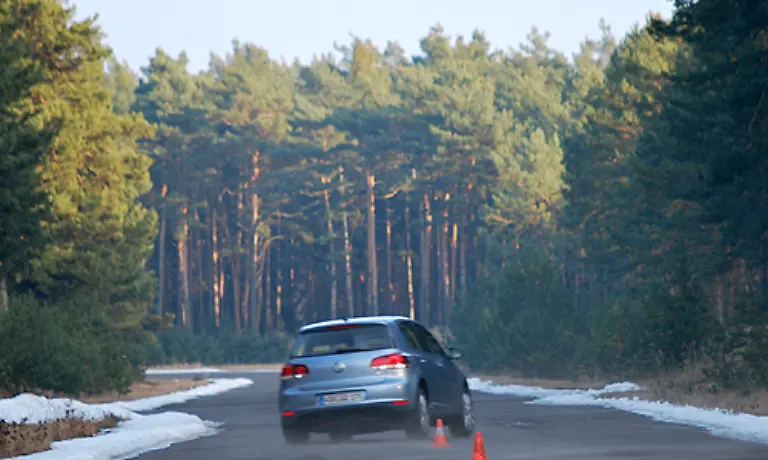 Bei-abgeschaltetem-ESP-zeigt-er-immerhin-eine-gewisses-Ausbrechen-was-einem-doch-den-Glauben-zurueckgibt-in-einem-Auto-mit-Frontantrieb-zu-sitzen-Alles-in-allem-wird-es-aber-kaum-Fahrer-geben-die-mit-ihm-in-ernste-Schwierigkeiten-haben