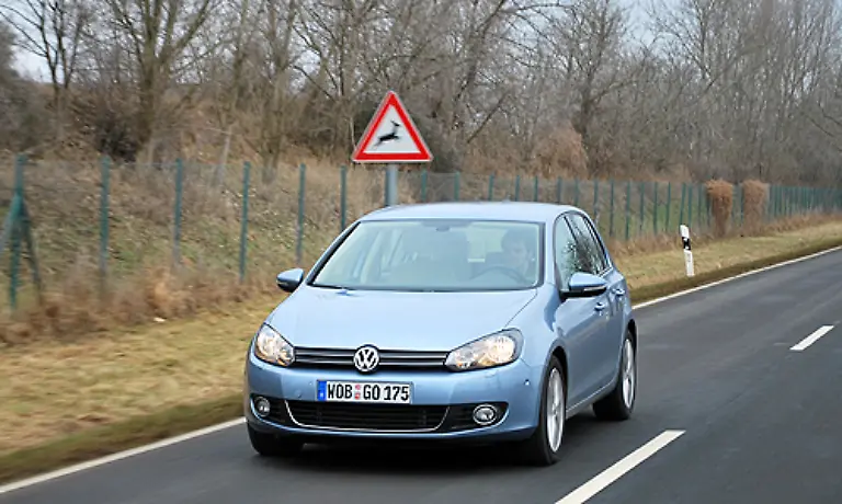 Volkswagen-ist-es-erneut-gelungen-die-Konkurrenz-in-Schach-zu-halten-Auch-der-sechste-Golf-setzt-Massstaebe-Allerdings-sind-die-Rivalen-durchaus-naeher-gerueckt-Noch-aber-traegt-die-Golf-Klasse-zu-Recht-seinen-Namen