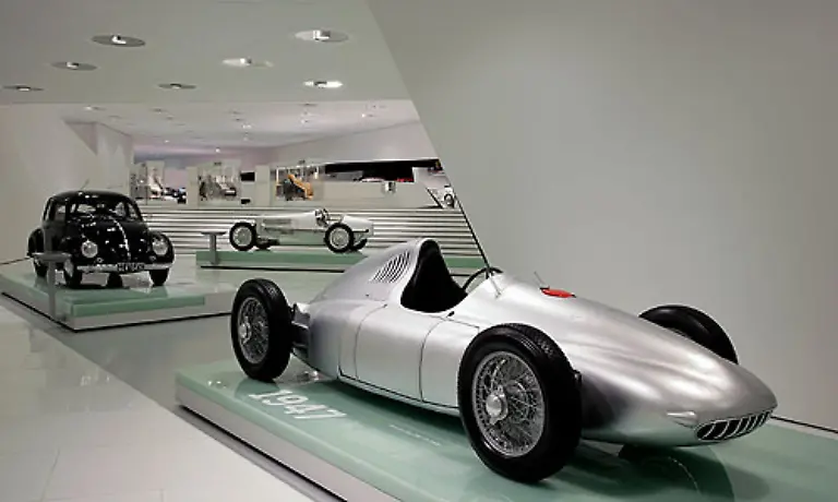 Der-Prolog-zeigte-unter-anderem-den-Typ-360-Cisitalia-von-1947-vorn-und-den-VW-Kaefer-von-1950-hinten