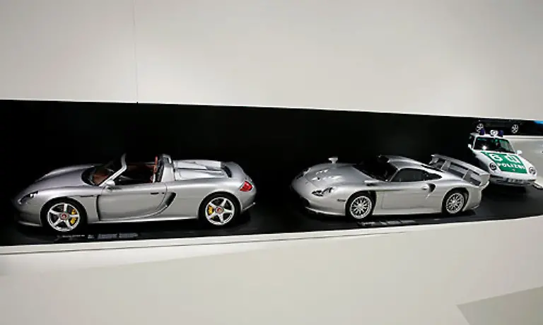 Freilich-ist-aber-die-eigentliche-Domaene-des-Zuffenhausener-Autoherstellers-die-Kategorie-Supersportwagen-Dazu-gehoeren-zweifellos-der-Porsche-911-GT1-in-der-Strassenversion-von-1997-rechts-und-der-Carrera-GT-von-2003-links