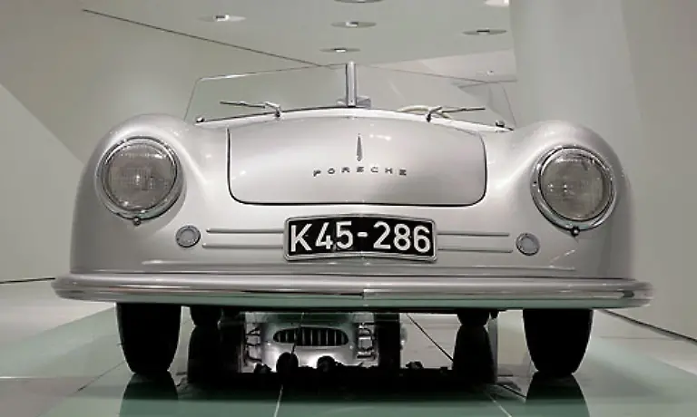 Es-ist-das-erste-unter-dem-Name-Porsche-gebaute-Fahrzeug-und-begruendete-die-Aera-des-356-Die-Karosserie-wurde-von-Hand-ueber-Holzformen-getrieben-Der-Motor-ist-laengs-vor-der-Hinterachse-montiert-und-machte-das-Auto-zu-einem-echten-Mittelmotorwagen