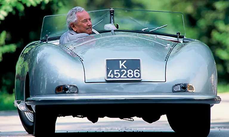 Dabei-duerfte-es-keine-Probleme-geben-diese-Flaeche-zu-fuellen-Nur-wenige-Autobauer-haben-so-innovativ-an-der-Geschichte-des-Autos-mitgeschrieben-wie-Porsche-Im-Bild-ist-der-Sohn-des-genialen-Ingenieurs-an-seinem-85-Geburtstag-im-Typ-356-Nr-1-zu-sehen
