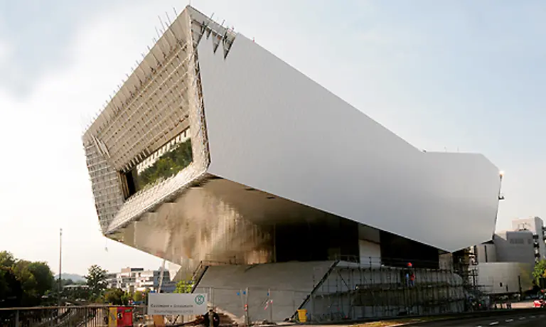 Ende-2006-begann-das-Gebaeude-zu-schweben-Kaum-zu-glauben-bei-einem-Gewicht-von-35-000-Tonnen-die-alleine-der-obere-Ausstellungsbereich-auf-die-Waage-bringt
