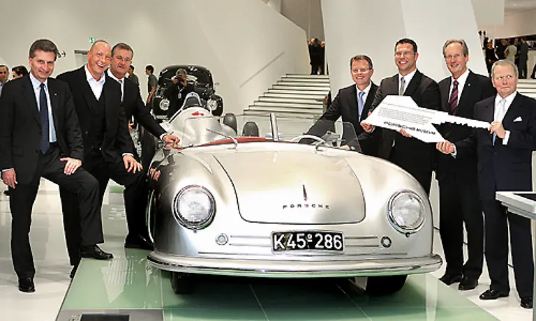 Prominenz-bei-der-Eroeffnung-v-l-Ministerpraesident-Oettinger-Betriebsratschef-Hueck-Vorstand-Wiedeking-Presse-Chef-Dau-Museumsleiter-Stejskal-Stuttgarts-Oberbuergermeister-Schuster-und-der-Aufsichtsratsvorsitzende-Dr-Wolfgang-Porsche