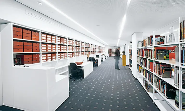 Neben-der-Ausstellung-hat-das-Gebaeude-noch-weitere-Funktionen-Das-Porsche-Archiv-mit-Bibliothek-ist-dort-untergebracht