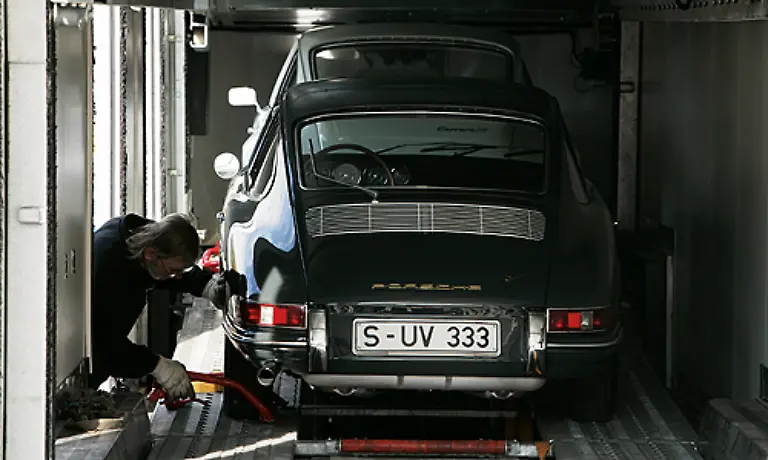 Die-edle-Fracht-haette-jeden-Oldtimerfreund-in-Exstase-versetzt-Ein-Teil-der-Exponate-wurde-eigens-fuer-das-neue-Museum-wieder-instandgesetzt
