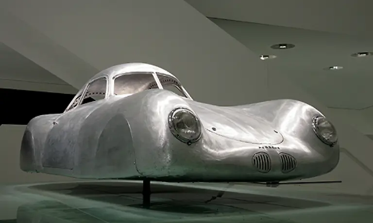 Dreh-und-Angelpunkt-im-Zentrum-der-Ausstellung-ist-der-Ur-Porsche-des-Typs-64-auch-bekannt-als-Berlin-Rom-Wagen