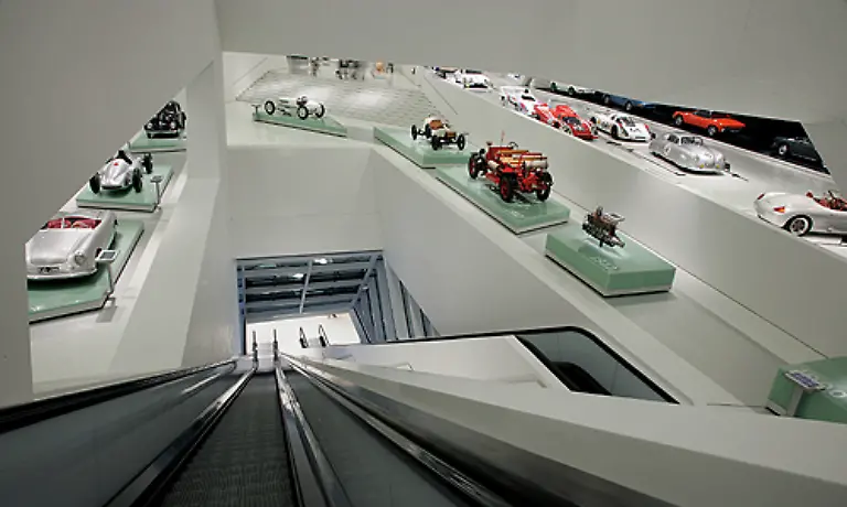 Wer-sich-die-Ausstellung-chronologisch-erschliessen-moechte-wird-im-Bereich-Porsche-vor-1948-beginnen-Neben-den-fruehen-Sport-Wagen-ist-auch-der-wirklich-erste-Porsche-mit-Diesel-Antrieb-zu-sehen-der-Diesel-Schlepper