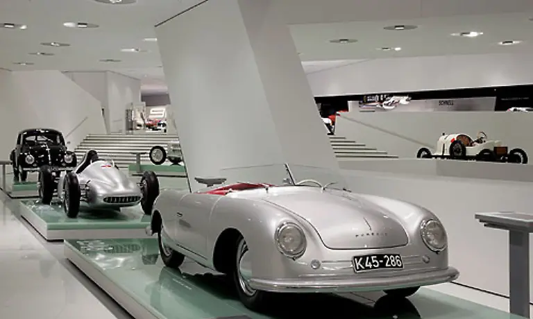 Ein-Prunkstueck-ist-der-Porsche-356-Nr-1-Roadster-von-1948
