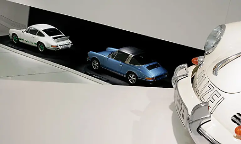 Unter-den-Serienfahrzeugen-nimmt-naturgemaess-der-911er-einen-grossen-Raum-ein-Zwei-sehenswerte-Exponate-sind-der-Porsche-911-Carrera-RS-2-7-Coup-von-1973-weiss-und-der-911-S-2-2-Targa-von-1970-blau